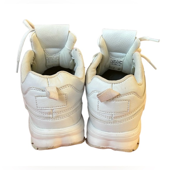 5/25$ ✨ White Platform Sneaker - Picture 3 of 5